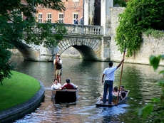 Прогулка на лодке по студенческому городку – одно из увлекательных развлечений Кембриджа