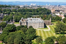 Дворец Холируд - официальная резиденция британских королей в Шотландии