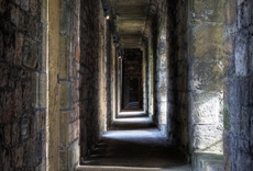 Внутри замка Карнарвон сохранились только крепкие стены