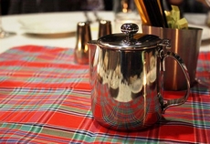 Чай и кофе входят в состав меню шотландского ужина