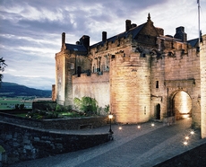 Массивный вход в замок венчает две башни