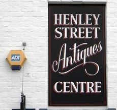 Табличка заведения на Хенли-стрит