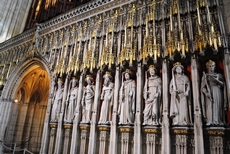 Украшенный скульптурами орган наполняет Йоркский собор божественными звуками