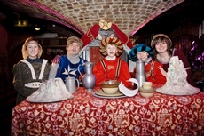 Гости костюмированного средневекового банкета Бифитер