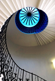 Элегантная, словно из воздуха Тюльпановая лестница в Куинс-хаусе