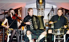 Шотландцы также играют на скрипке, аккордеоне или баяне, барабанах