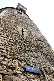 Bell Tower была построена в 1190 году, в ней содержали первых узников
