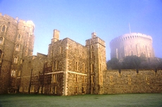 Круглая башня Генриха II - самый запоминающийся образ Виндзорского замка. В начале XIX века  Георг IV добавили 10 метров к башне, чтобы она выглядела как замок