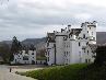 Удивительный  замок Блэр (Blair Castle) - древняя крепость 13 века, которую окружает красивый парк. В замке музей старинных предметов и картин.